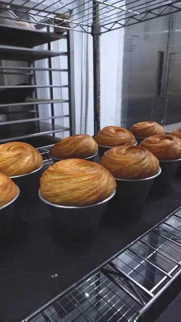 Cruffins recién horneados en el taller