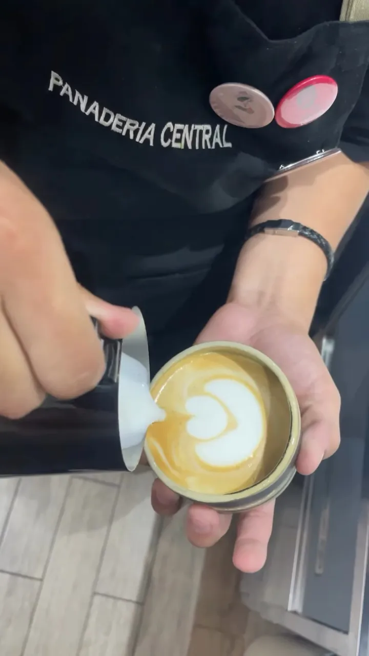 Latte art servido en la barra