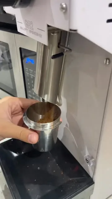 Café recién molido en el portafiltro
