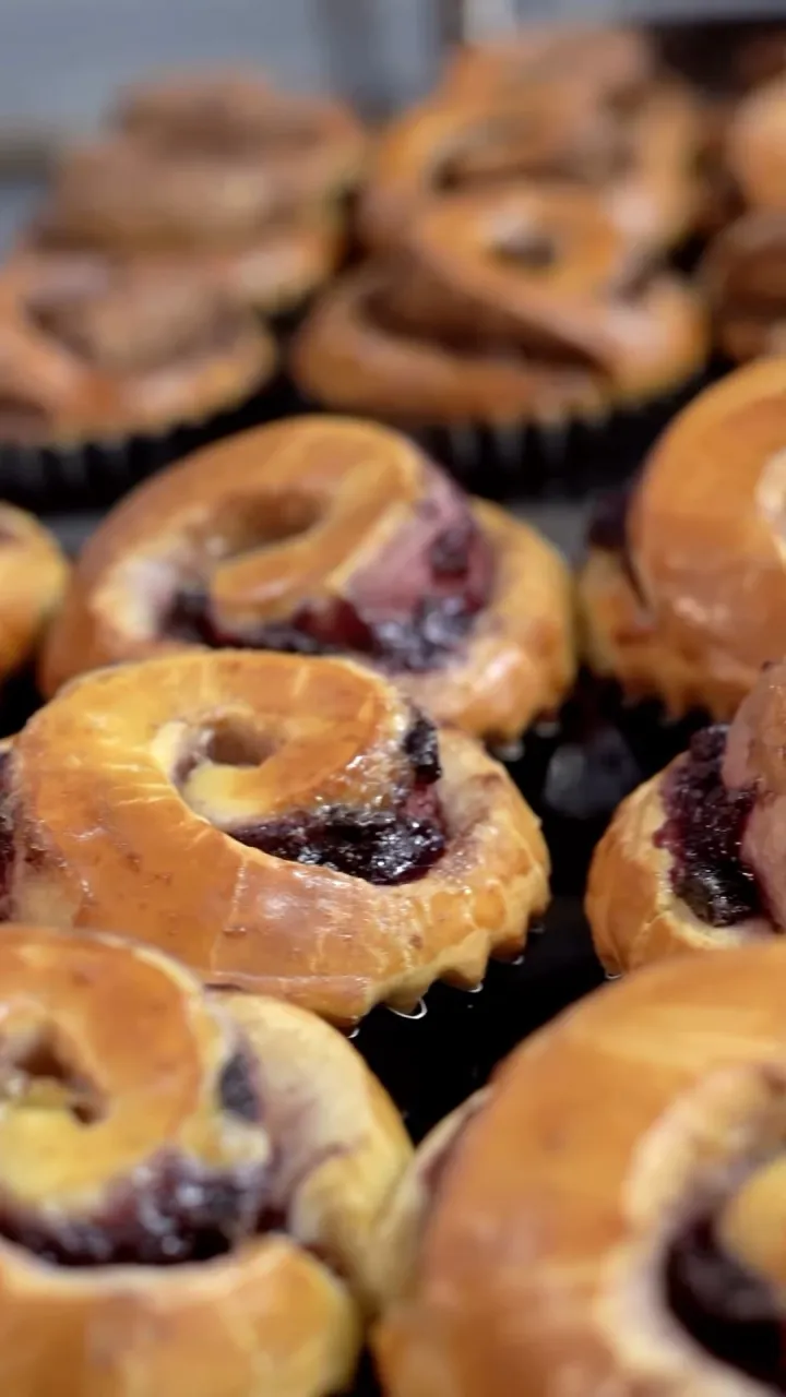 Rollos con frutos rojos recién horneados